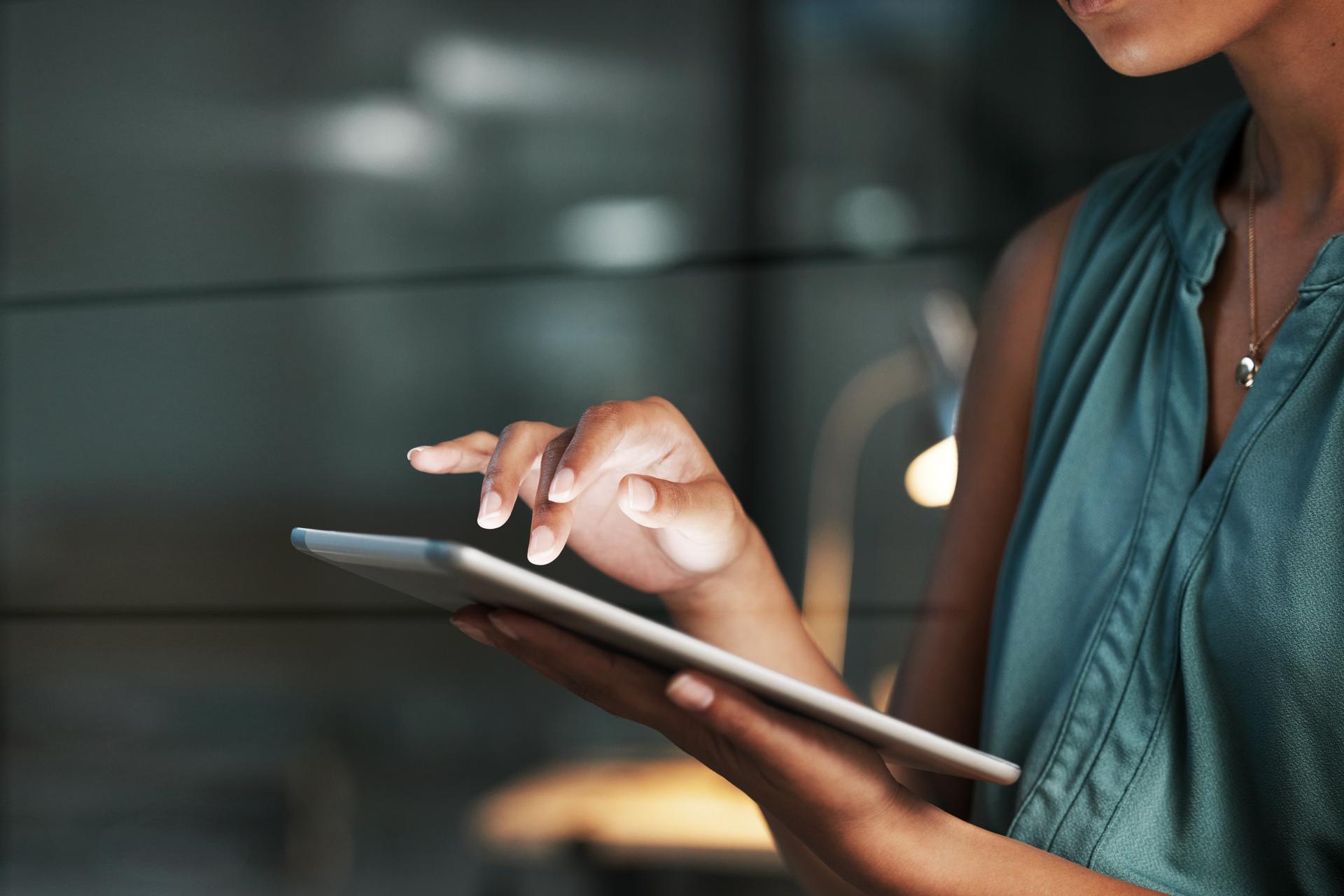 Advisor scrolls on tech for planning stock market, invest research.